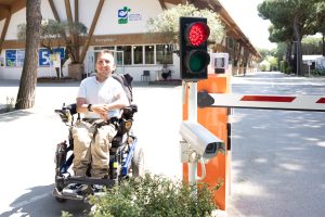 L’accessibilità dei luoghi permette anche alle persone con disabilità di lavorare nel turismo, nella foto Luca, una persona con disabilità motoria, all'ingresso di un campeggio